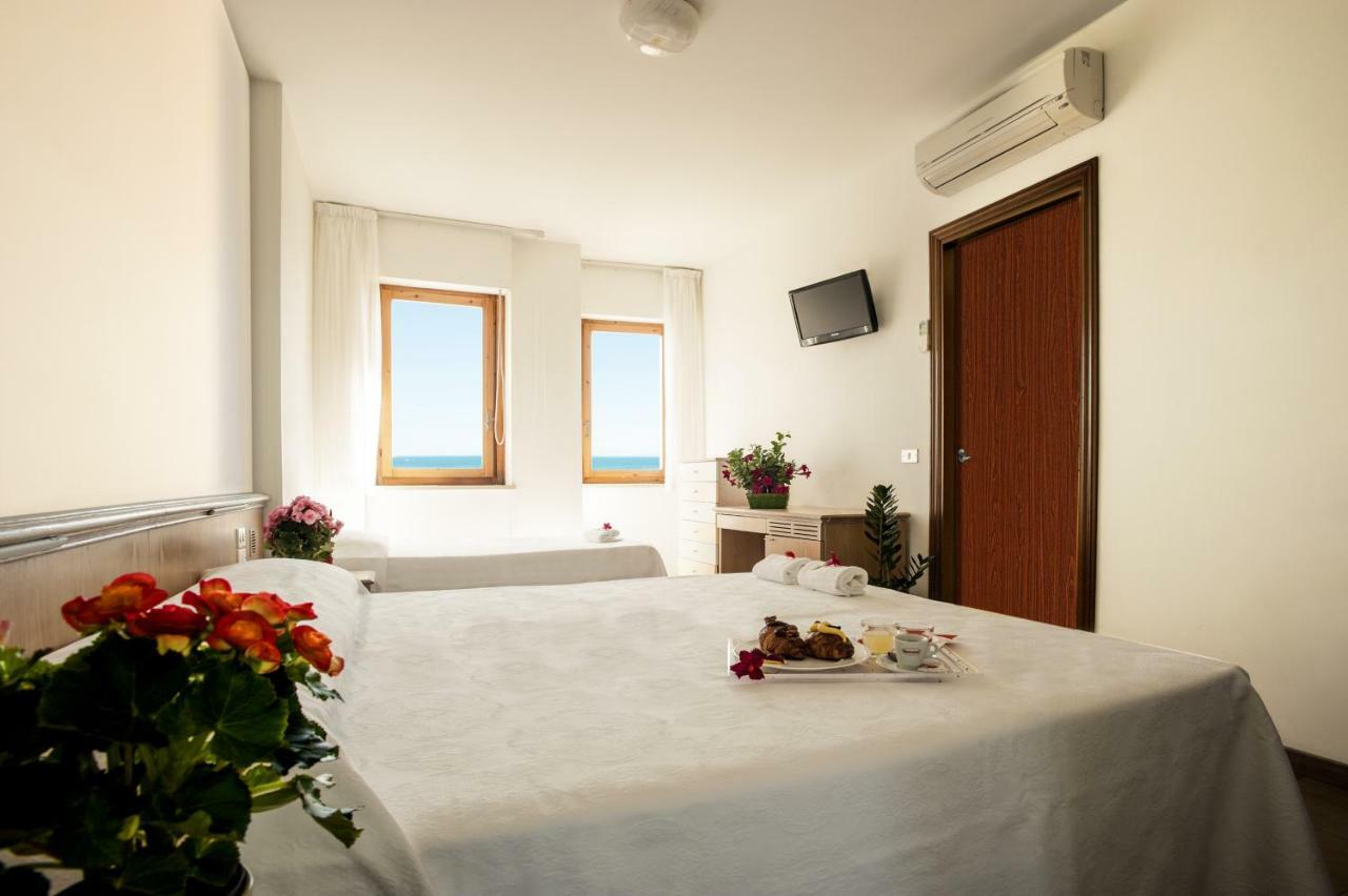 Hotel Esperia Alba Adriatica Εξωτερικό φωτογραφία